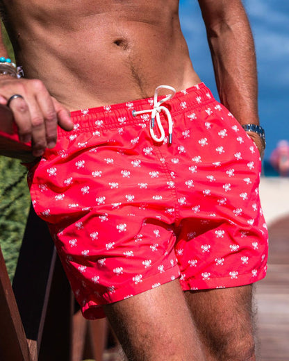 Nachhaltige Herren-Badehose Crabby Crab von Noah*s Ocean, getragen am Strand