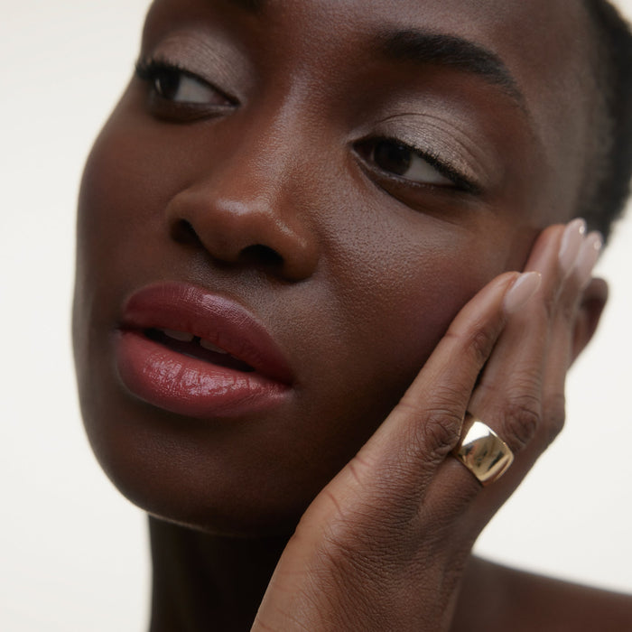 Wonderblush-Le Baume Tinted Lip Balm-Makeup-LeBaume-ModelDarkSkin-Aurore-The Detox Market | Aurore - Cherry blossom pink