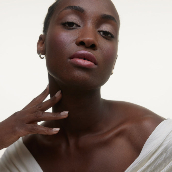 Wonderblush-Le Baume Tinted Lip Balm-Makeup-LeBaume-ModelDarkSkin-Bonbon-The Detox Market | Bonbon - Mauve pink