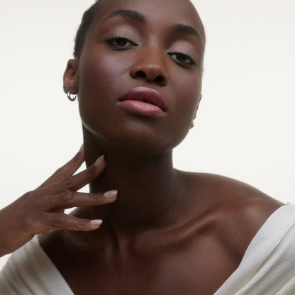 Wonderblush-Le Baume Tinted Lip Balm-Makeup-LeBaume-ModelDarkSkin-Bonbon-The Detox Market | Bonbon - Mauve pink