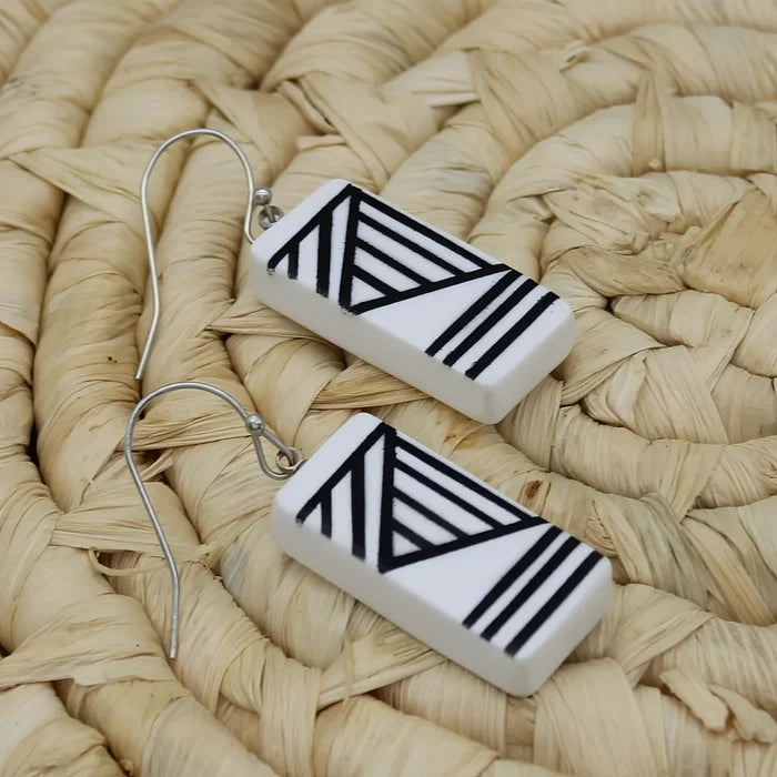 LS25E20 Sylca White Geometric Vesperra Earrings