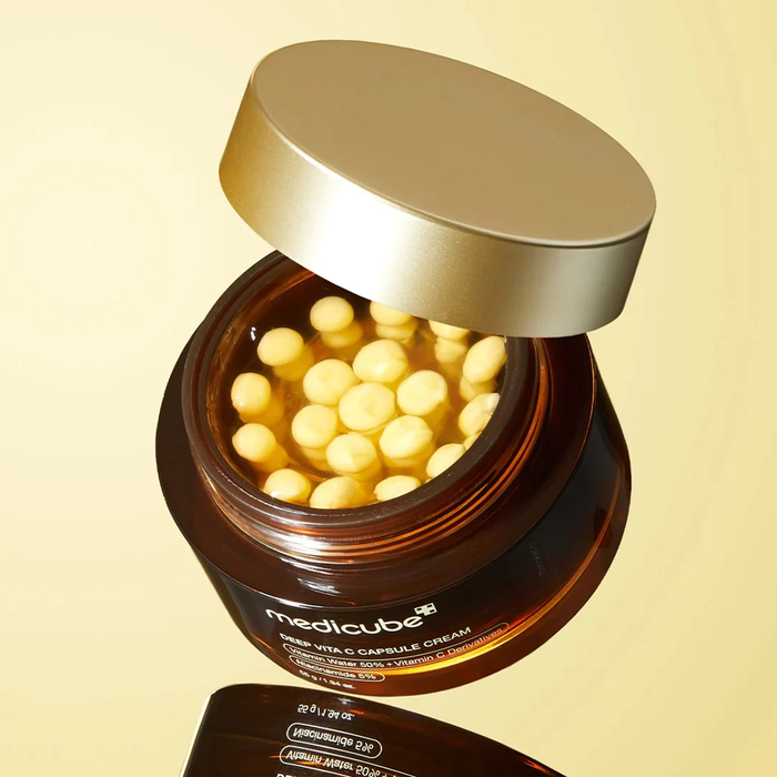 Achieve radiant, hydrated skin with this transparent gel moisturizer infused with stabilized capsules of glow-boosting ingredients.