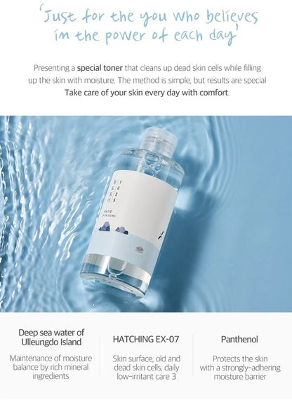Skincare toner bottle with water droplets and text about product benefits on a blue background