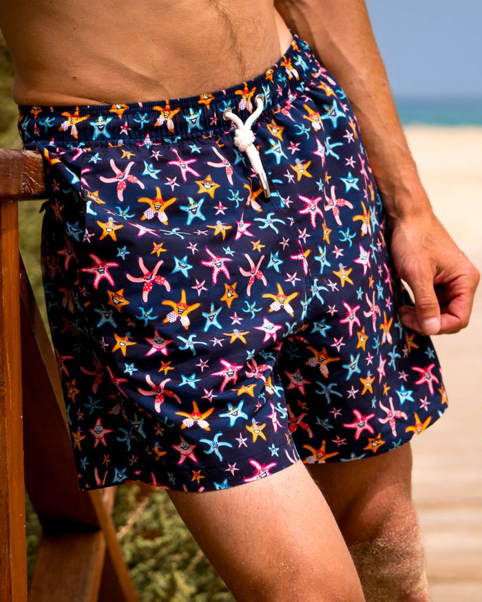Nachhaltige Herren-Badehose Super Starfish von Noah*s Ocean, getragen am Strand