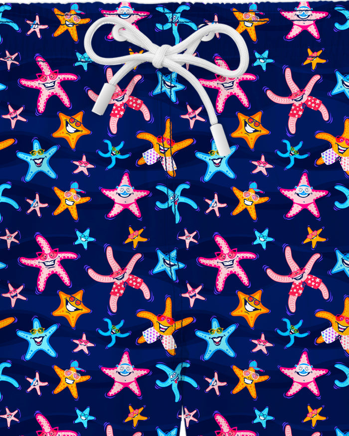 Stoff-Detail der Super Starfish Badehose aus recyceltem PET, Noah*s Ocean