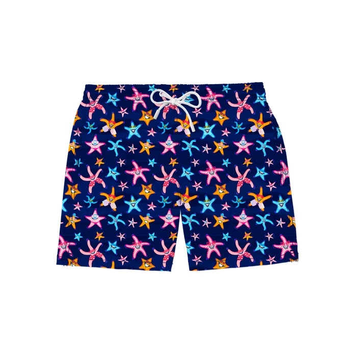 Nachhaltige Kinder-Badehose aus recyceltem Material – Modell Super Starfish von Noah*s Ocean.
