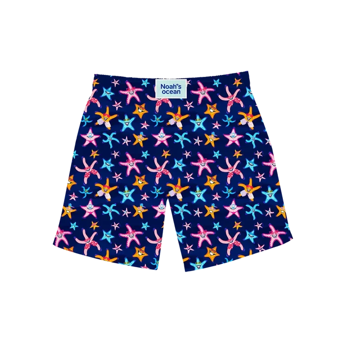 Nachhaltige Kinder-Badehose aus recyceltem Material – Modell Super Starfish von Noah*s Ocean.