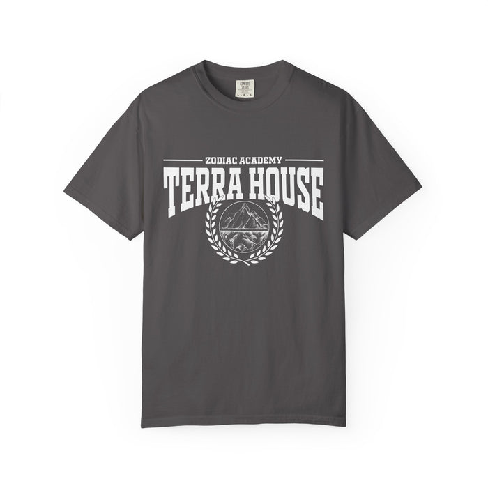 Unisex charcoal Comfort Colors graphic tee from Thtgrlreads featuring a vintage-style white print with "Zodiac Academy Terra House" text and mountain emblem, perfect for bookish fans.