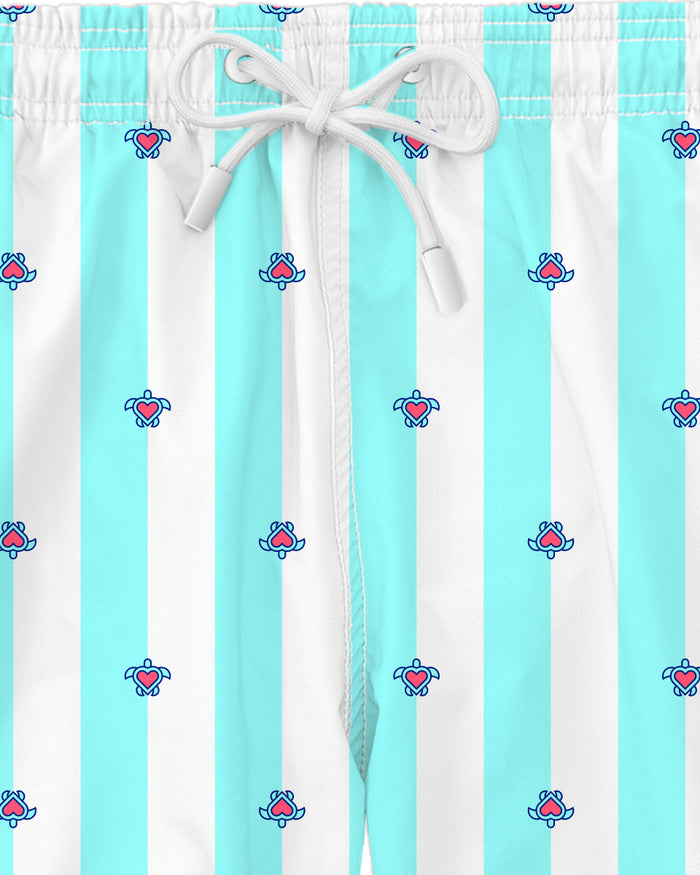 Stoff-Detail der Turtles Love Lines Badehose aus recyceltem PET, Noah*s Ocean