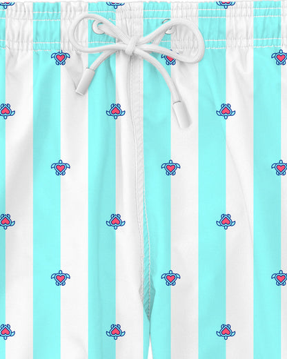 Stoff-Detail der Turtles Love Lines Badehose aus recyceltem PET, Noah*s Ocean