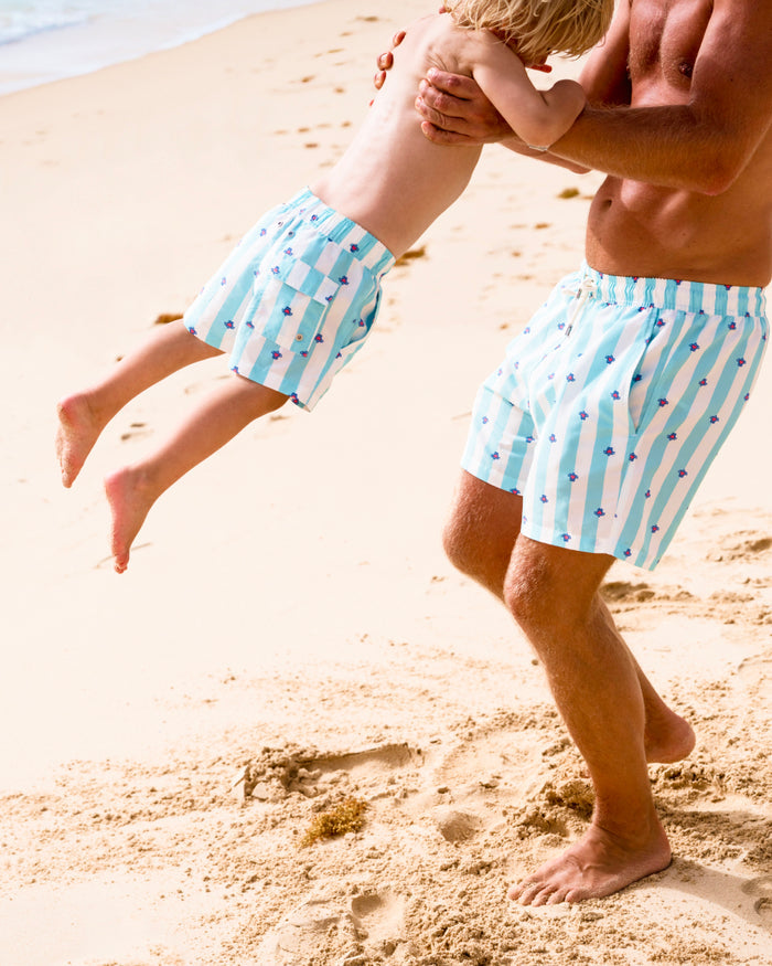 Vater und Sohn im Partnerlook: Turtles Love Lines Badehosen-Set von Noah*s Ocean
